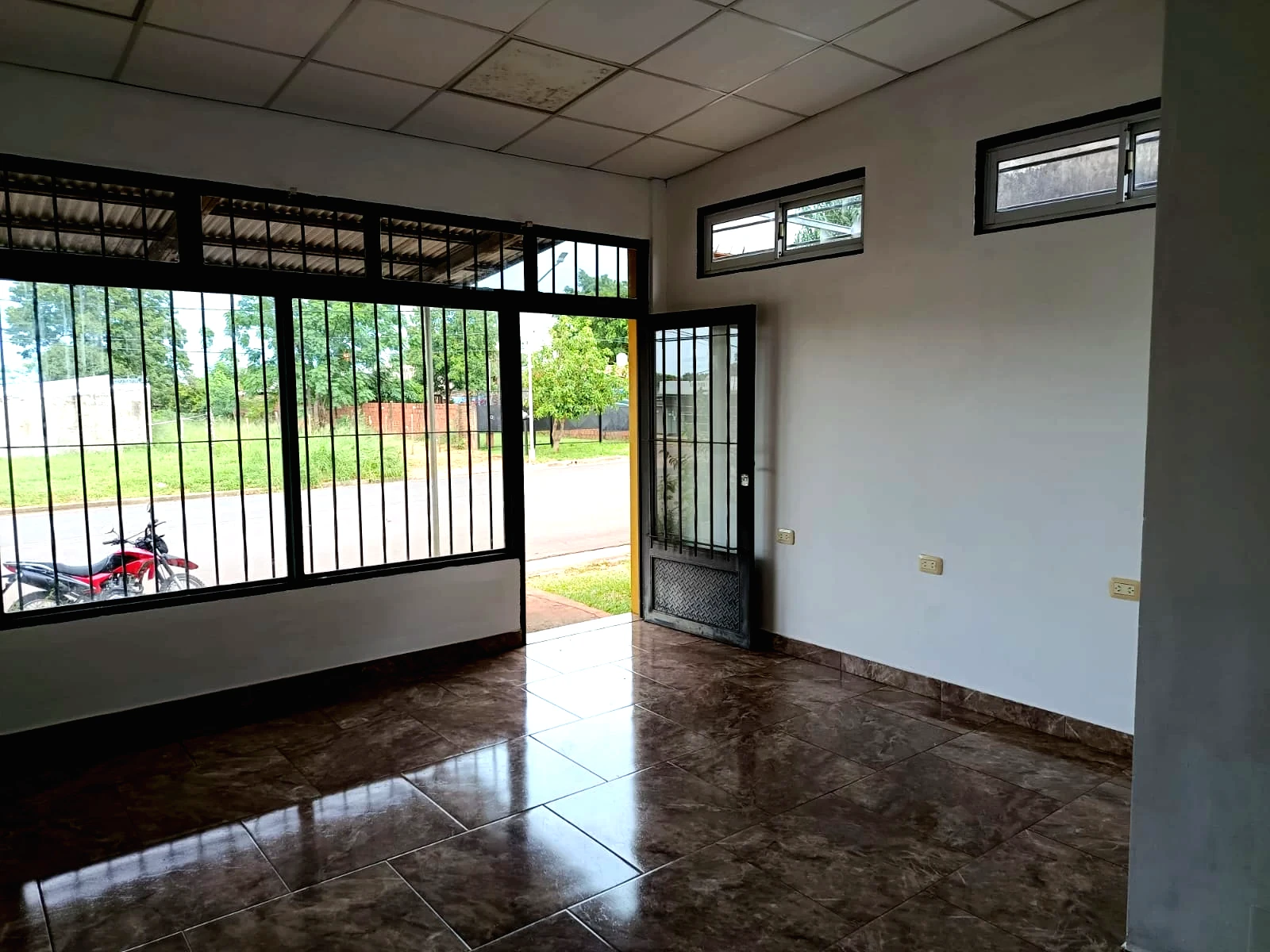 Local Comercial en ALQUILER – Av. Vivanco y Alte. Brown